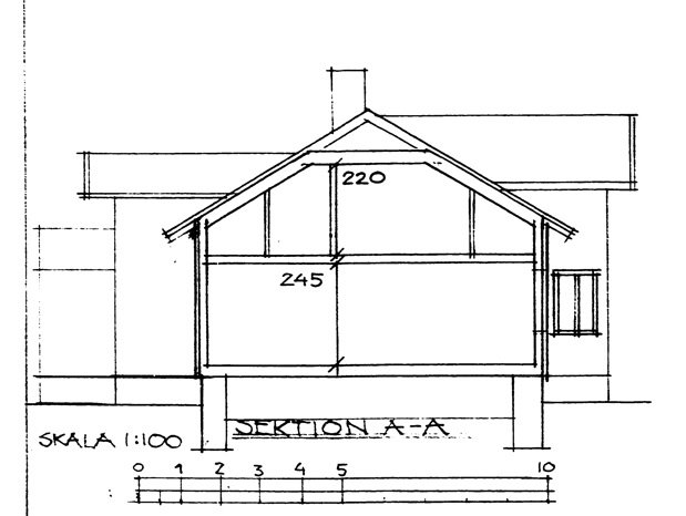 Arkitektonisk ritning, sektionsvy av en byggnad, skala 1:100, mått angivna, enkelt tak, del av längre konstruktion.