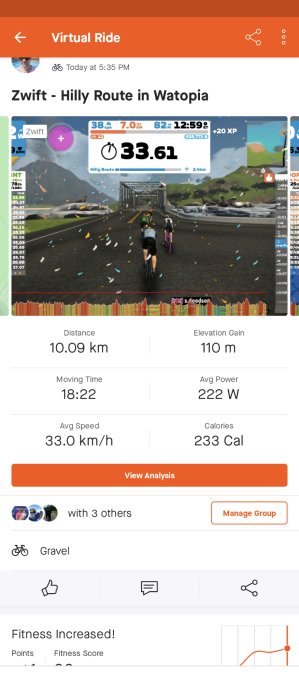 Skärmdump från Zwift, visar virtuell cykeltur i Watopia, statistik över prestation, och träningsframsteg.