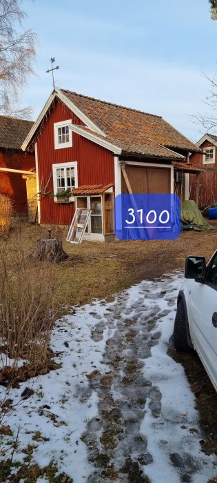 Röd stuga, snöfläckar, bil, tegeltak, växthus, stor blå siffra "3100", vindflöjel.