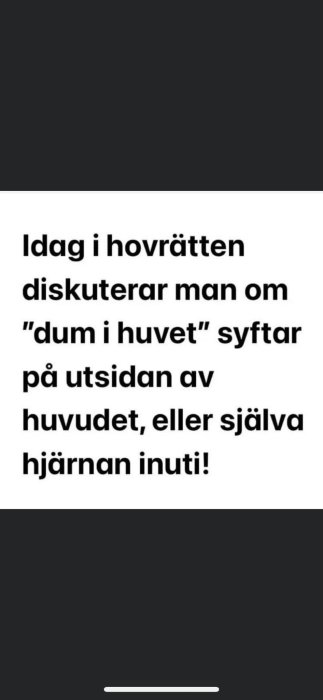 Text på svenska: "Idag i hovrätten diskuterar man om 'dum i huvet' syftar på utsidan eller hjärnan inuti!" Humoristiskt rättsligt tema.