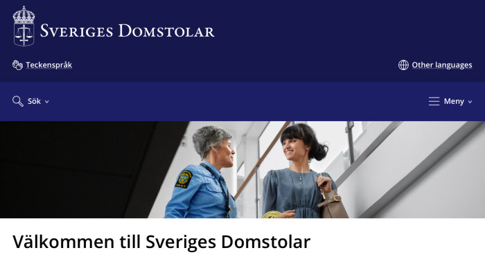 Webbsida för Sveriges Domstolar, polis och kvinna pratar, välkomnande stämning, modern arkitektur.