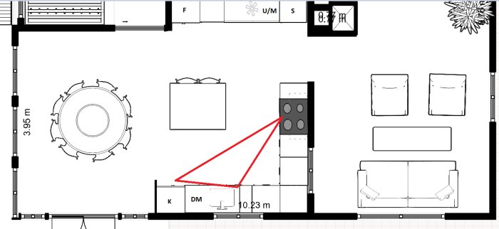 Planritning av rum med möbler och måttangivelser, rund matbord, soffa, stolar.