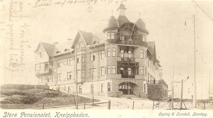 Historiskt svartvitt foto av "Stora Pensionatet, Kneippbaden" med torn, balkonger och öppen terräng runtomkring.