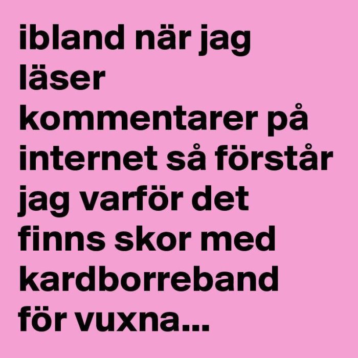 Rosa bakgrund, vit text, humoristiskt svenskt uttalande om svårigheten att förstå internetkommentarer.
