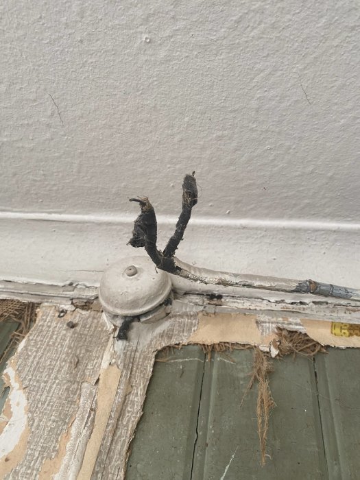 Brända kablar, skadat fönsterkarm, slitna fönsterdetaljer och avslöjade isoleringsmaterial. Säkerhetsrisk. Förfallstecken.