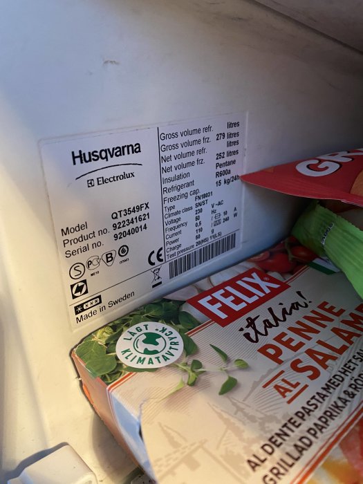 Etikett från Husqvarna kylskåp; Felix Penne Al Salmone förpackning; "Lågt klimatavtryck"-symbol synlig.