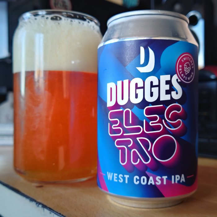 En burk Dugges IPA intill ett glas fyllt med öl. Vibrant och färgstark design.