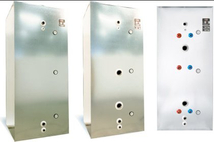 Tre metalliska skåp med varierande knappar och anslutningsuttag, troligen för teknisk utrustning.