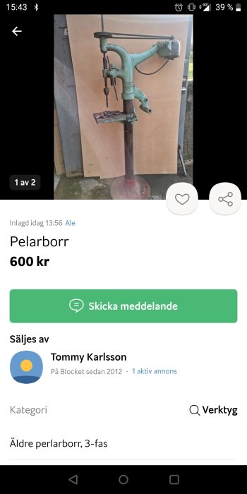 Äldre pelarborrmaskin i turkos, till salu på annonssida, 600 kr, trefas, vit bakgrund.