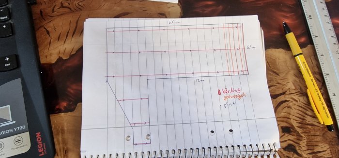 Ritad konstruktionsskiss med mått och anteckningar, linjal, penna, spiralblock, datorhörn, text "bärning galvregel plåt".