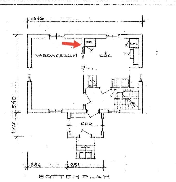 Arkitektonisk ritning, bottenplan, vardagsrum markerat, skalenlig planlösning, dimensioner, entré, kök, tekniska symboler.