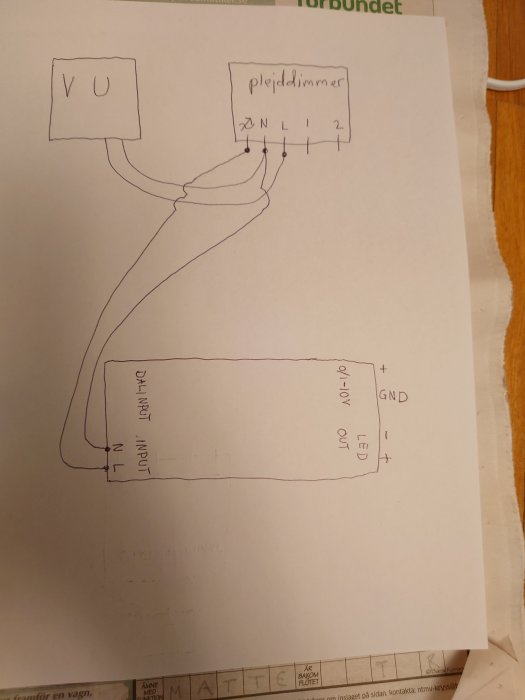 Handritad skiss av elektrisk koppling med VU-mätare och LED-dimmer.