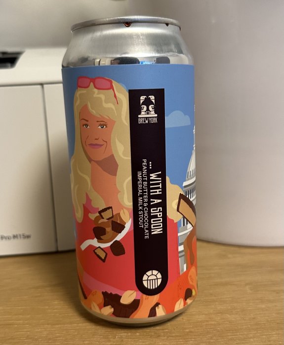 Burk med öl från Brew York, illustration av blond kvinna, namn "Wit a Spoon", jordnötssmör chokladstout.