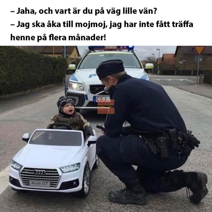 Polis böjer sig ner vid barn i leksaksbil, humoristiskt scenario efterliknar trafikstopp.