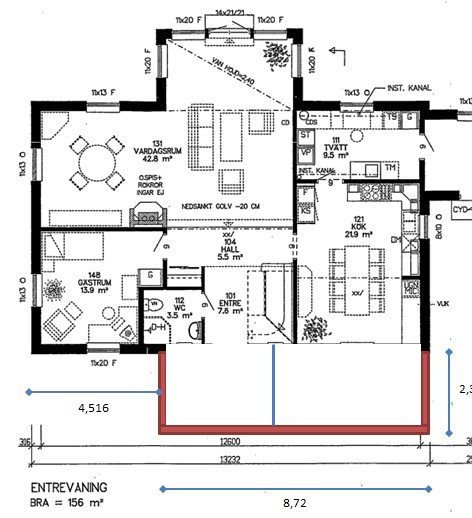 Arkitektonisk ritning av ett hus, inkluderar planlösning, rum och mått.