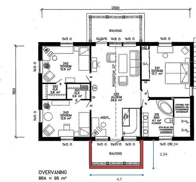 Arkitektonisk ritning, övervåningsplan för bostad, tre sovrum, allrum, kök, balkonger, möbleringsskisser, areaangivelser.