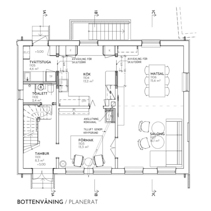 Arkitektonisk ritning av husets bottenvåning med kök, matsal, salong, toalett, tvättstuga och tambur.
