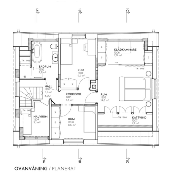 Planritning av en övervåning, inkluderar sovrum, badrum, klädkammare, hall och förvaring.