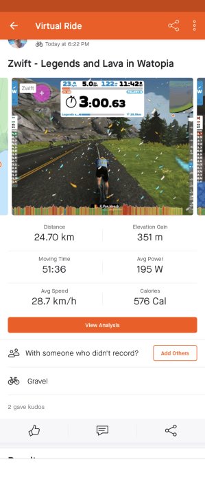 Skärmdump av en virtuell cykeltur på Zwift, visar distans, tid och kaloriförbrukning.