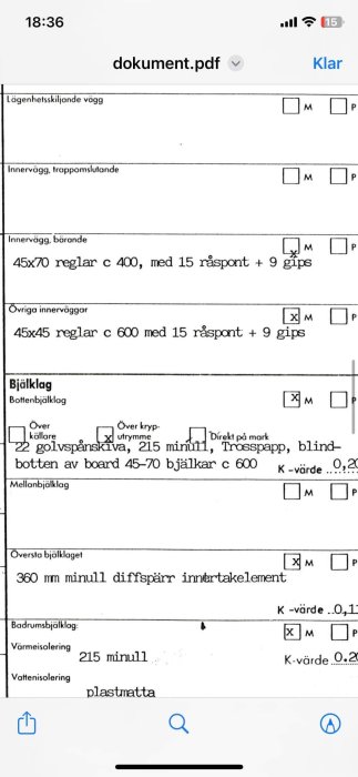 Byggdokument med spesifikasjoner for innvendige vegger og bjelkelag, inkludert mål for reglar og byggmaterialer, som råspont og gips.
