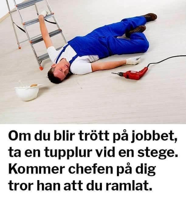 Person sover på golv, ser ut som efter fall från stege, humoristisk text om tupplur på jobbet.