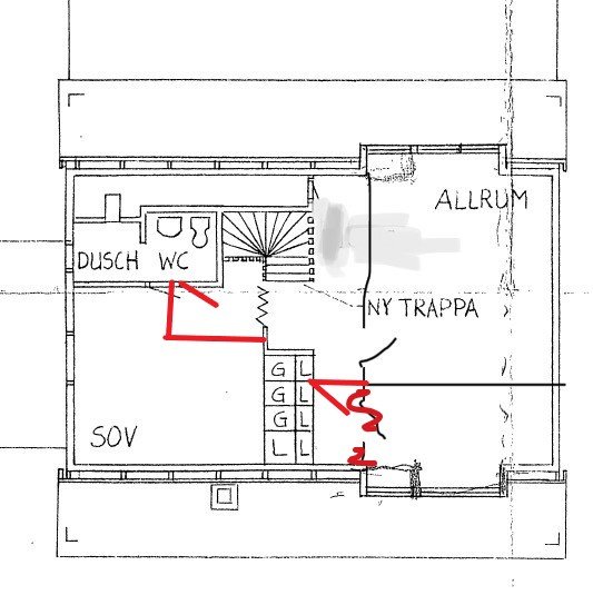 Ritning av en våning med sovrum, allrum, badrum och ny trappa markerad med röda pilar.