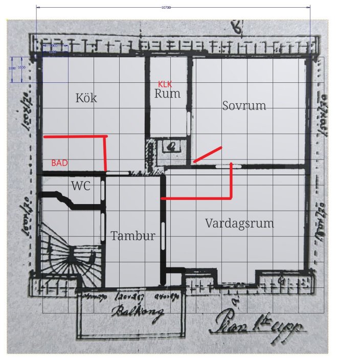 Planritning av lägenhet, kök, sovrum, vardagsrum, badrum, WC, markerade ändringar i rött.