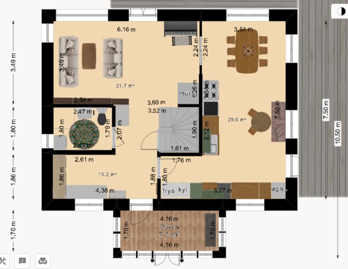 Ritad planlösning av en lägenhet med mått, möblering i vardagsrum, kök, matplats och uteplats.