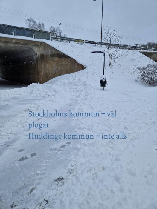 Väl plogat snö vid tunnelövergång till vänster, oplogad snöytan till höger, text om kommunernas snöröjning.