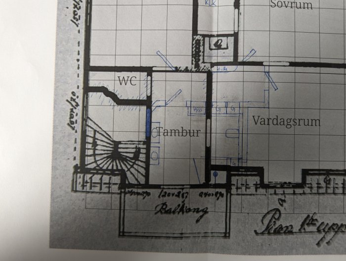 En handritad planritning med anteckningar och måttangivelser. Markerar olika rum: vardagsrum, WC, tambur.