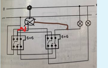 Elektriskt kopplingsschema med relä, säkringar, brytare och fläktar markerat med siffror och symboler.