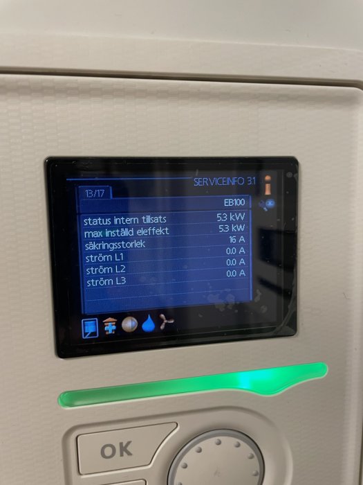 Bildskärm visar serviceinformation, elektrisk utrustning, knappar, grönt indikeringsljus, svenskt språk.