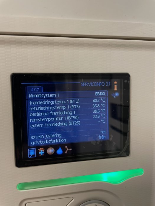 Digital display visar information om uppvärmningssystem med temperaturer och status för golvvärme och justeringar.