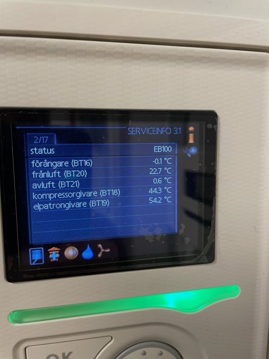 Digital display på en enhet som visar temperaturstatus och kod, med svensk text och grönt ljus.