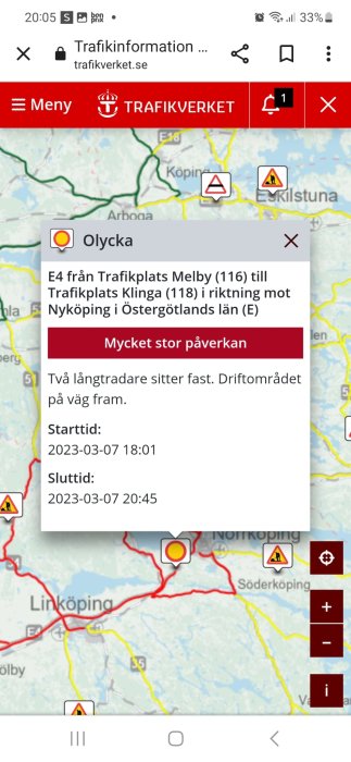 Skärmdump av trafikinformation från Trafikverket; varnar om olycka och stora trafikpåverkan på E4.