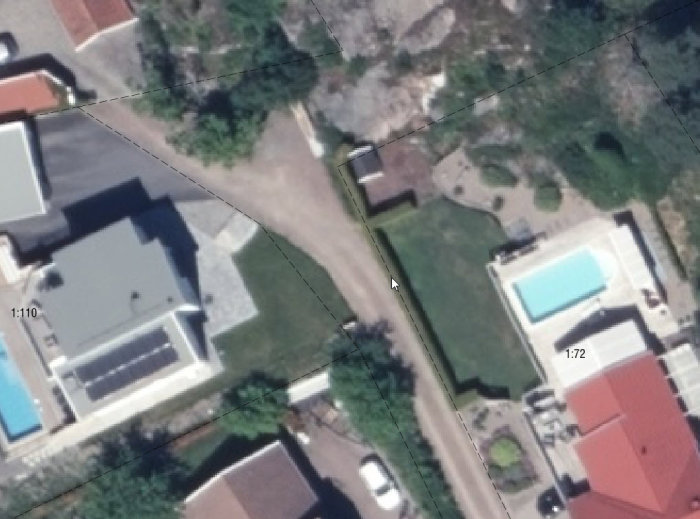 Satellitbild över bostadsområde med hus, trädgårdar, en pool och markerade tomtgränser.