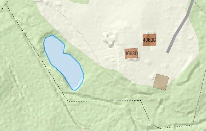 Topografisk karta med vattendrag, kodade områden, vägar och gränslinjer.