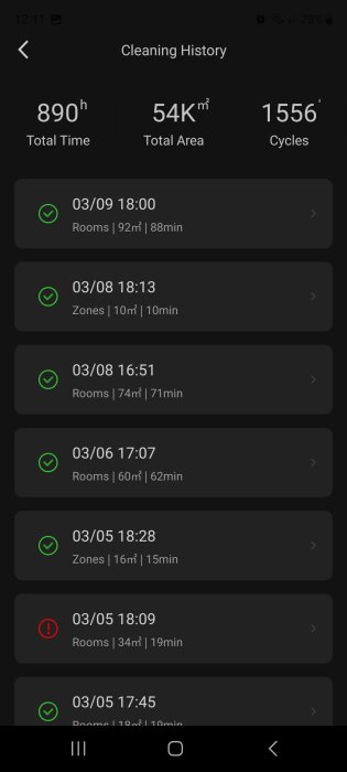 Appskärm som visar städhistorik för robotdammsugare med tids-, områdes- och cykeldatatillägg.