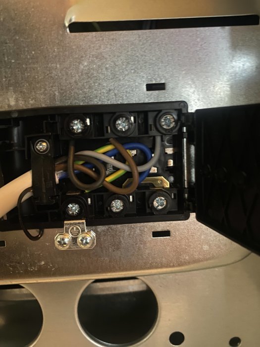 Öppen eluttag, elektriska kablar anslutna, jordning, neutral och fas, installation, säkerhet krävs.