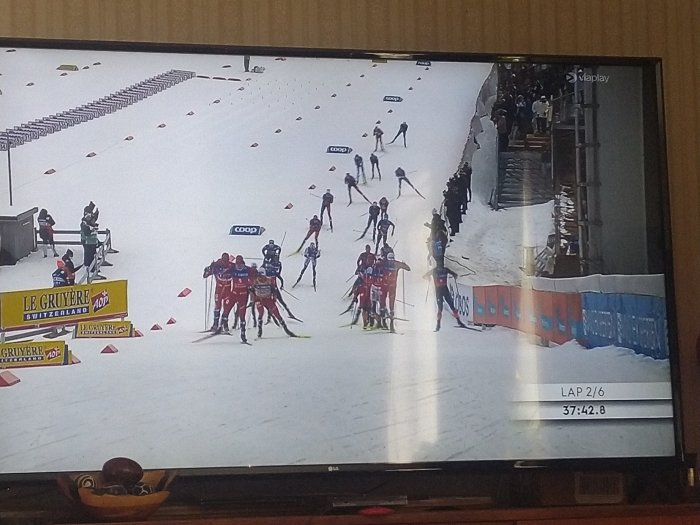 Längdskidåkning på TV, åkare i tävling, publik vid sidan, varv 2 av 6 synligt.