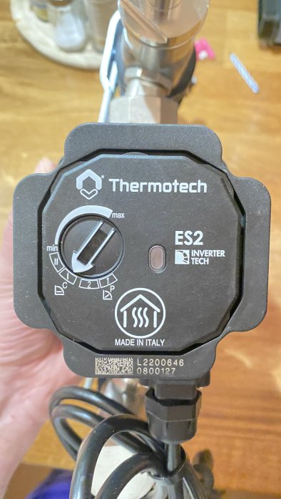 Närbild av Thermotech ES2 styrenhet med inställningsratt, inverterteknik, QR-kod, tillverkad i Italien.