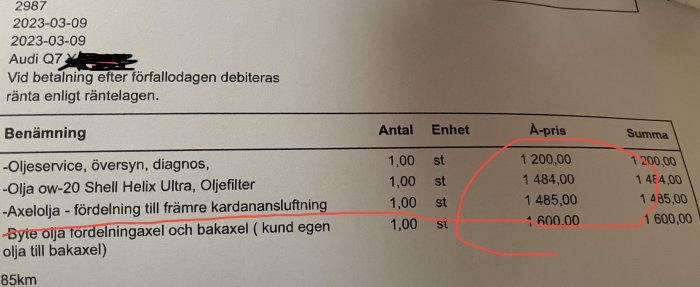 Faktura för bilservice med oljebyte och diagnos, rörande en Audi Q7, datum och summering markerade.