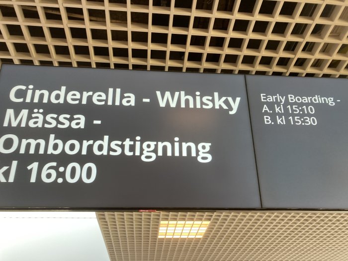 Informationsskylt för "Cinderella - Whisky Mässa", ombordstigningstider för tidig incheckning på eftermiddag.