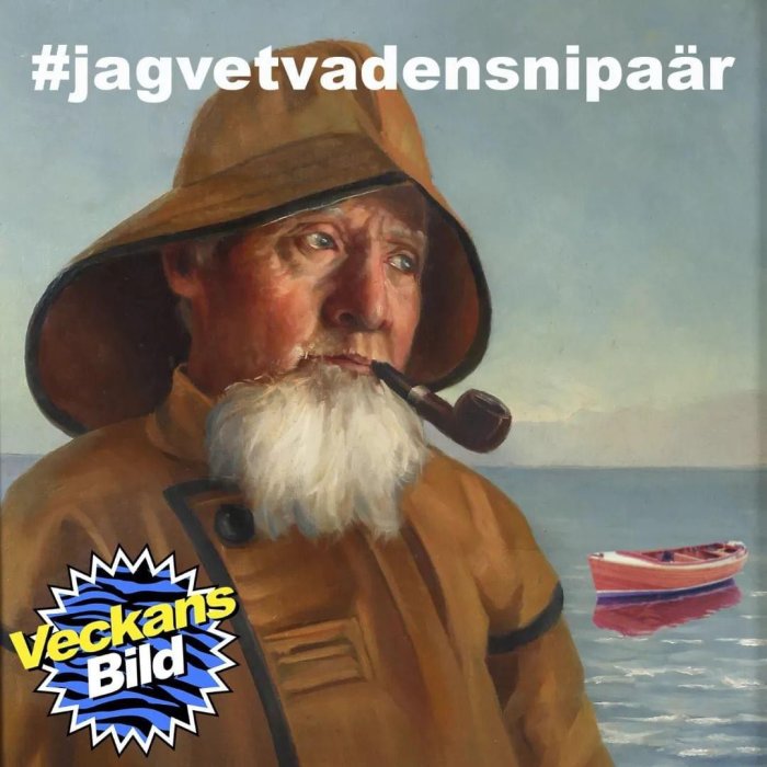 Äldre man med hatt och pipa, ser utöver havet, röd båt i bakgrunden. Text: #jagvetvadensnipaär, "Veckans Bild".