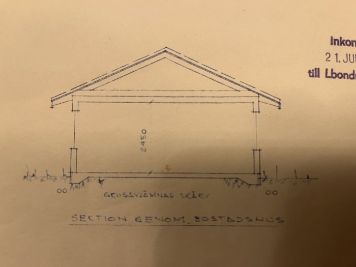 Arkitektonisk sektionsritning av en byggnad med måttangivelser, märkt "Sektion genom bostadshus".