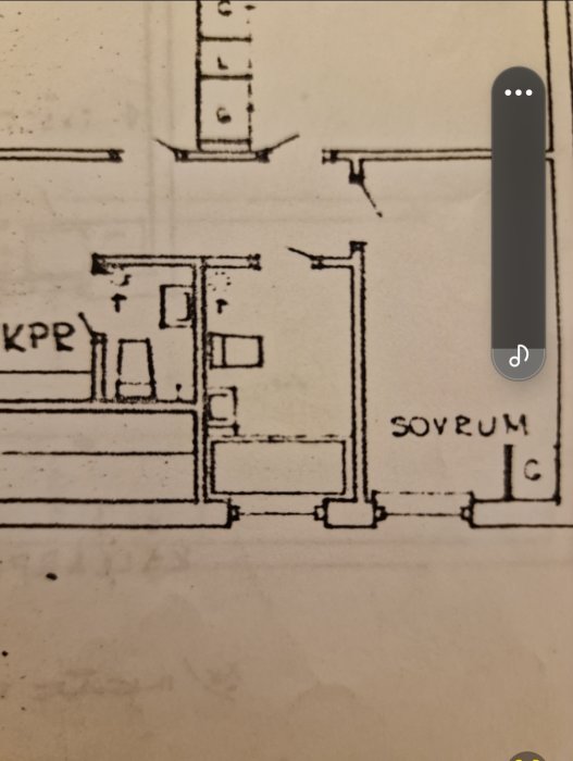 En ritning av en lägenhetsplan med markerade rum som kök och sovrum.