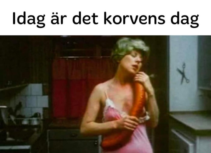 Person i kök håller stor korv, text "Idag är det korvens dag", gammaldags stil, humoristiskt budskap.