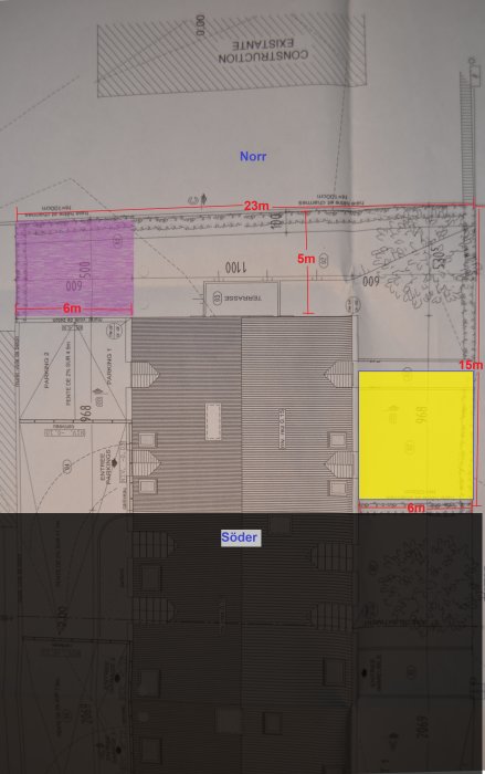 Arkitektonisk ritning, markeringar i färg, byggnadsplan, måttangivelser, nord och söder, trädgårdsdesign layout.