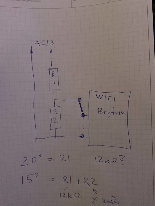 Handritad skiss av ett elektriskt kretsdiagram med komponenter, kopplingar och beräkningar på rutat papper.