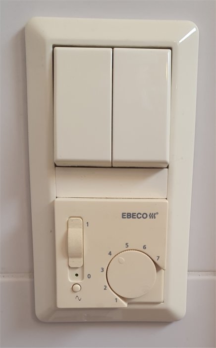 Väggmonterad ljusströmbrytare och termostat för golvvärme, vit, märke Ebeco.